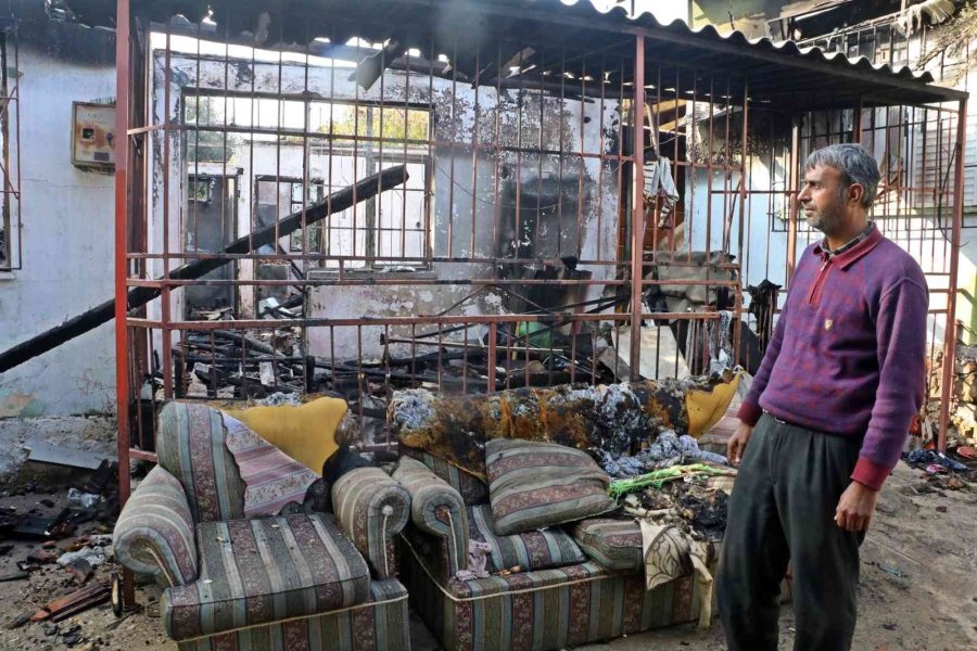 Yangında Hem Evi Hem De Geçimini Sağladığı Türk Bayrakları Küle Döndü