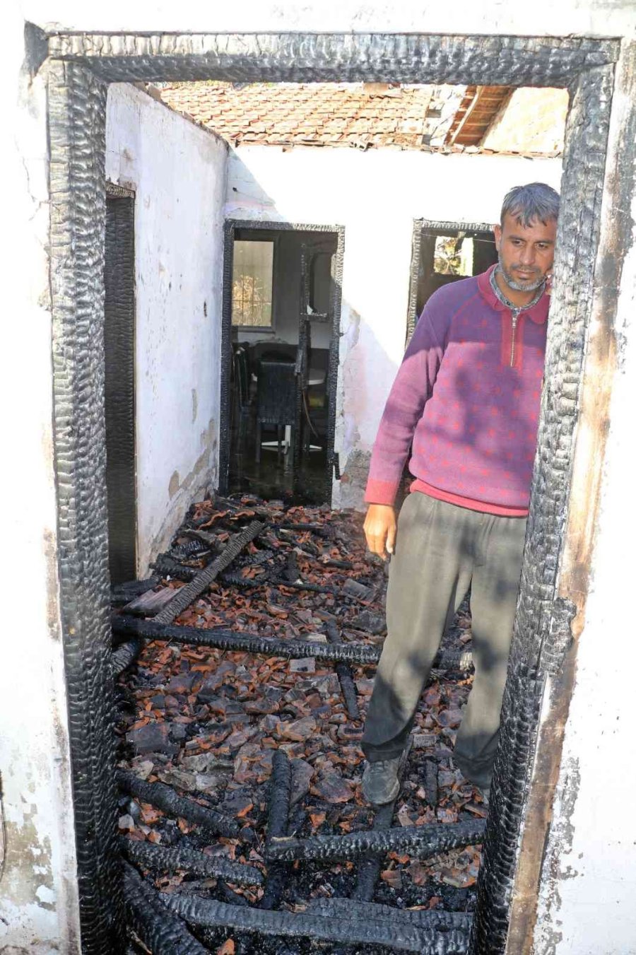 Yangında Hem Evi Hem De Geçimini Sağladığı Türk Bayrakları Küle Döndü