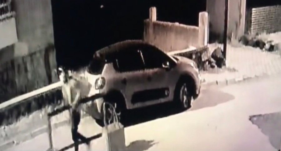 Camilere Dadanan Hırsızlar Polisten Kaçamadı