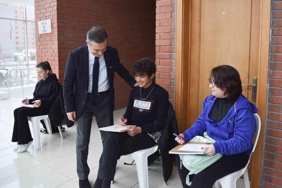 Kentçizer Atölyesinde Pismiş Toprak Eserler Resmedildi