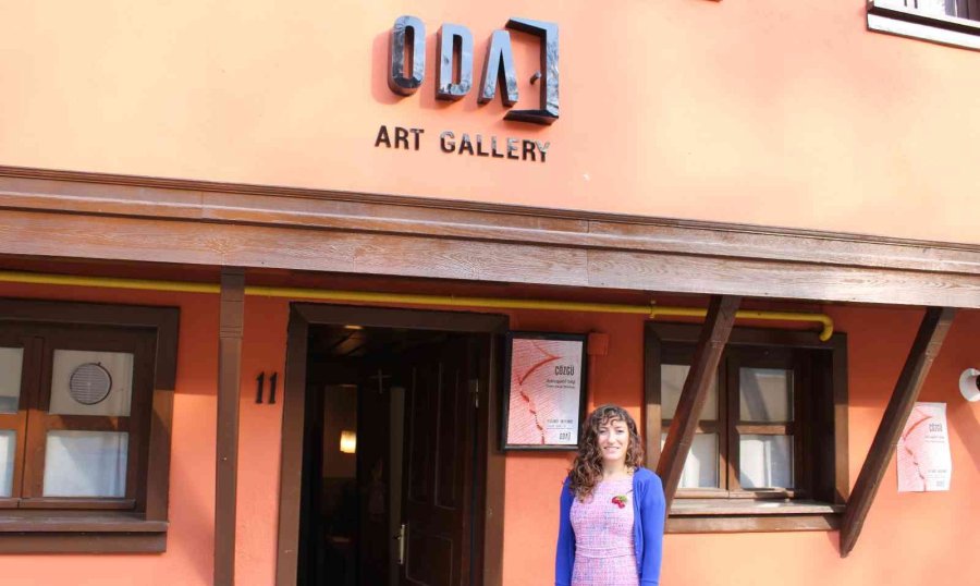 Annesinin Erken Yaştaki Evliliği Sanatçıya İlham Verdi