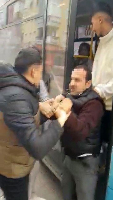 Motosiklet Sürücüsü İle Otobüs Şoförünün Kavgasını Vatandaşlar Ayırdı