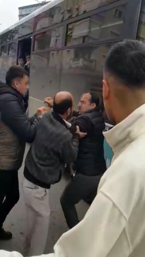 Motosiklet Sürücüsü İle Otobüs Şoförünün Kavgasını Vatandaşlar Ayırdı