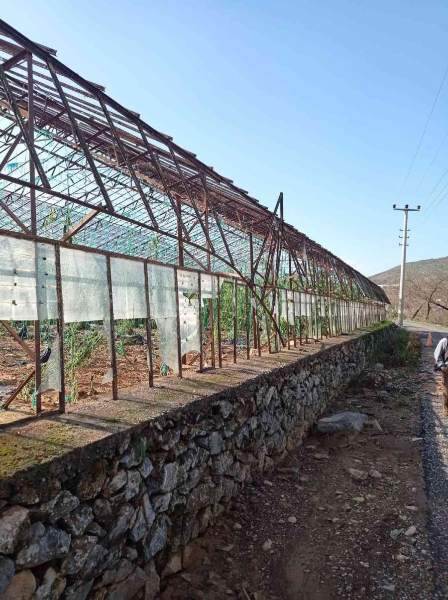 Patlayan Su Borusu Yol Ve Sera Camlarını Parçaladı, Seralar Suyla Doldu