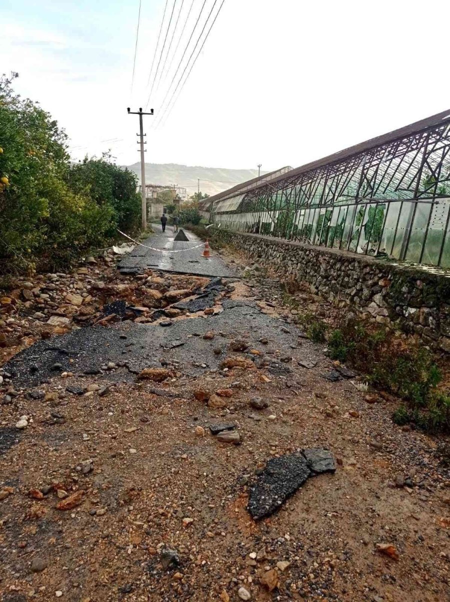 Patlayan Su Borusu Yol Ve Sera Camlarını Parçaladı, Seralar Suyla Doldu