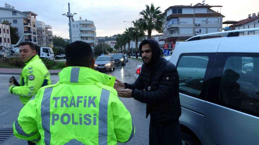 Rampadan İnen Bisikletli Genç Hafif Ticari Araca Çarptı: 1 Yaralı