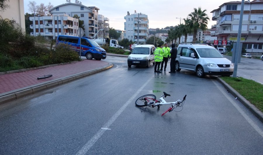 Rampadan İnen Bisikletli Genç Hafif Ticari Araca Çarptı: 1 Yaralı