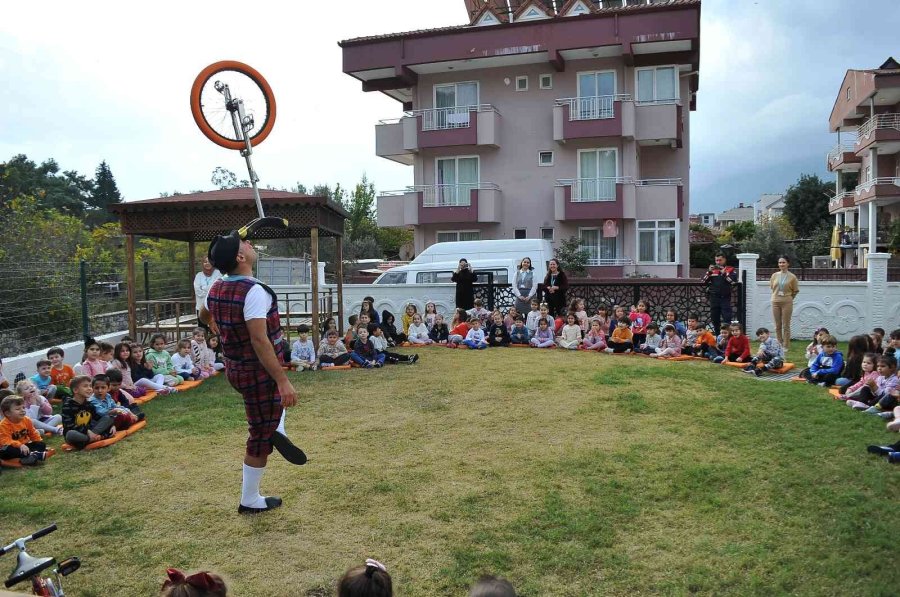 Miniklere Jonglör Eşliğinde Trafik Eğitimi