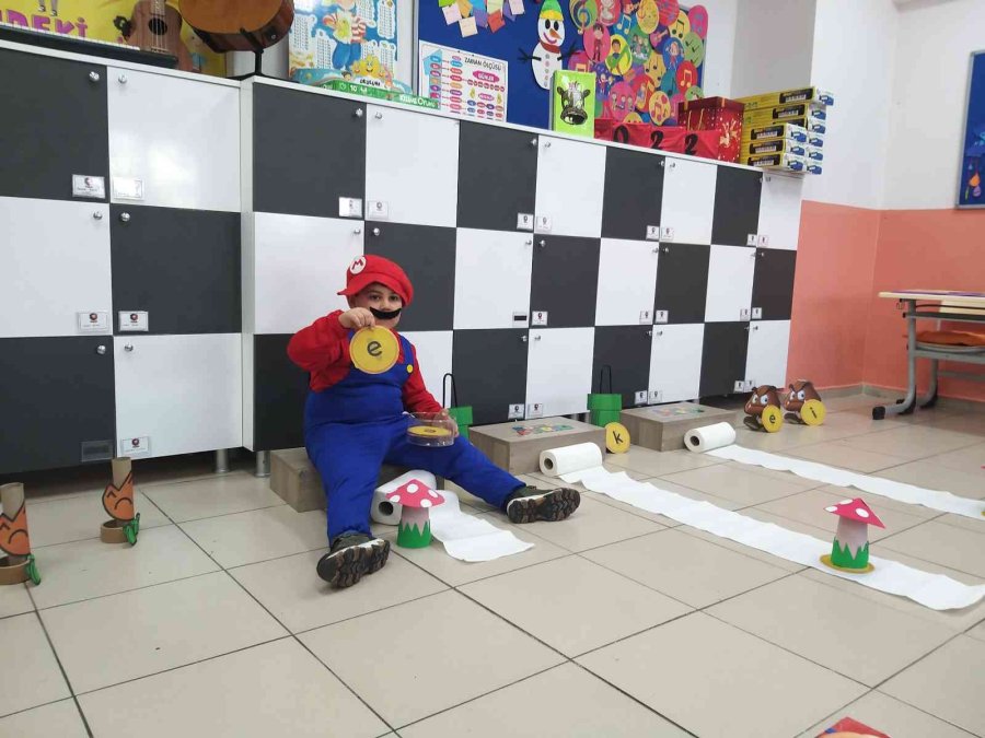 Ebru Öğretmen Sınıfını Mario Parkuruna Dönüştürerek Okumayı Öğretiyor