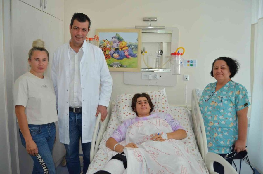 15 Yaşındaki Ukraynalı Hastaya Büyüme Plaklarını Koruyan Ameliyat