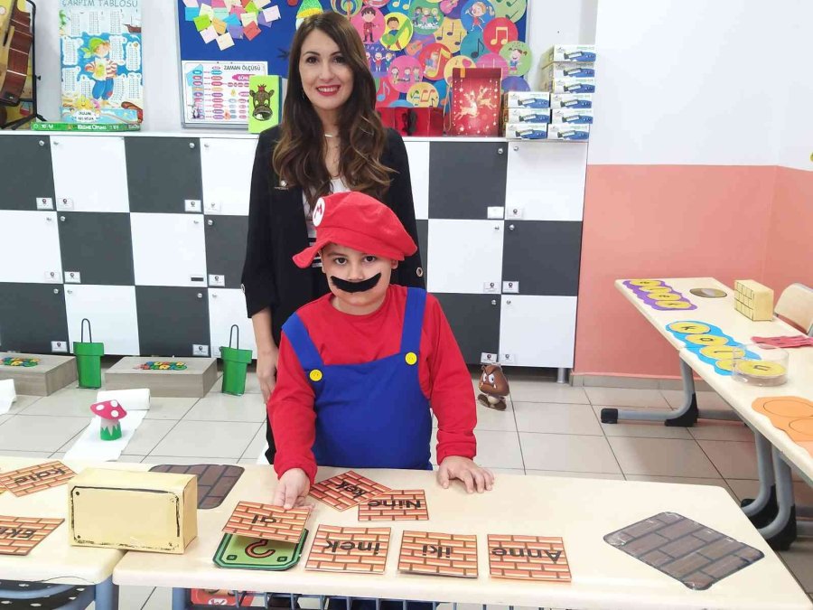 Ebru Öğretmen Sınıfını Mario Parkuruna Dönüştürerek Okumayı Öğretiyor
