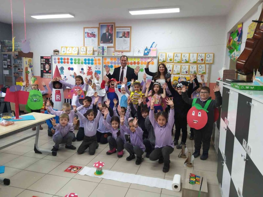 Ebru Öğretmen Sınıfını Mario Parkuruna Dönüştürerek Okumayı Öğretiyor