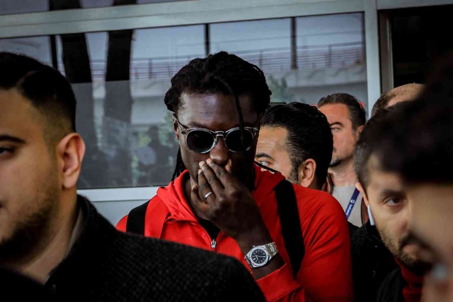 Antalya’ya Gelen Galatasaray’a Havalimanında Coşkulu Karşılama