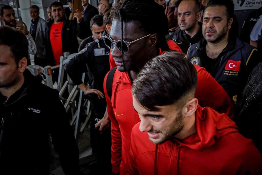 Antalya’ya Gelen Galatasaray’a Havalimanında Coşkulu Karşılama