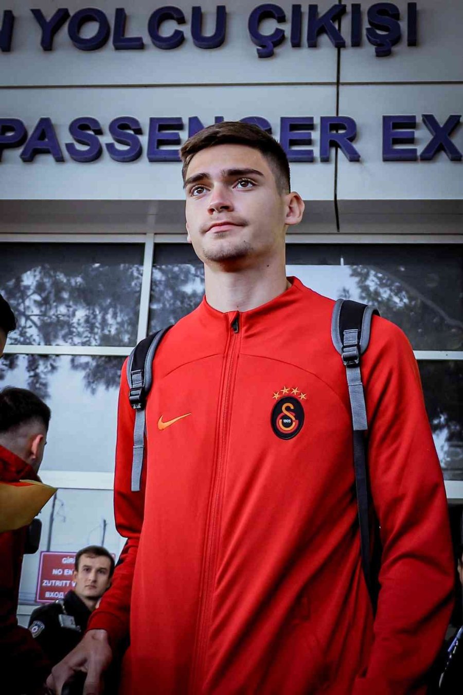 Antalya’ya Gelen Galatasaray’a Havalimanında Coşkulu Karşılama