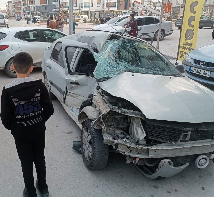 Konya’da Yolcu Minibüsü İle Otomobil Çarpıştı: 7 Yaralı