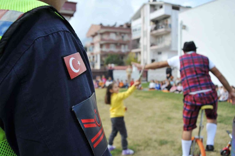 Miniklere Jonglör Eşliğinde Trafik Eğitimi