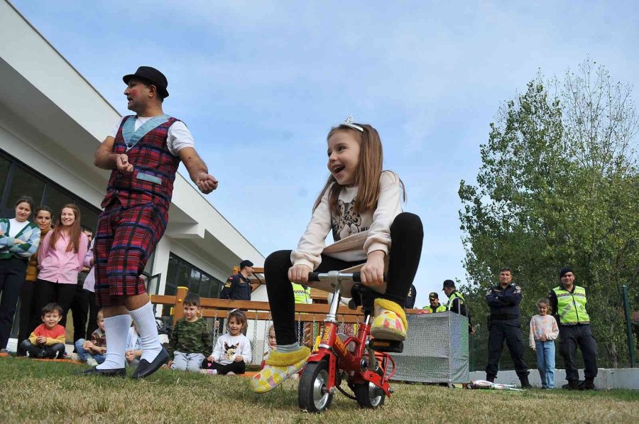 Miniklere Jonglör Eşliğinde Trafik Eğitimi