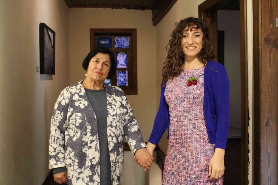 Annesinin Erken Yaştaki Evliliği Sanatçıya İlham Verdi