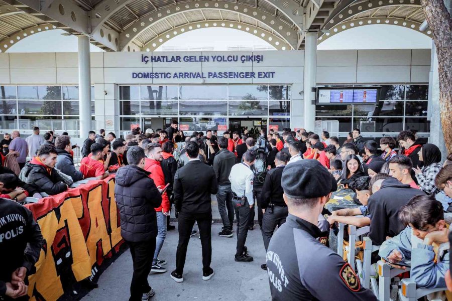 Antalya’ya Gelen Galatasaray’a Havalimanında Coşkulu Karşılama