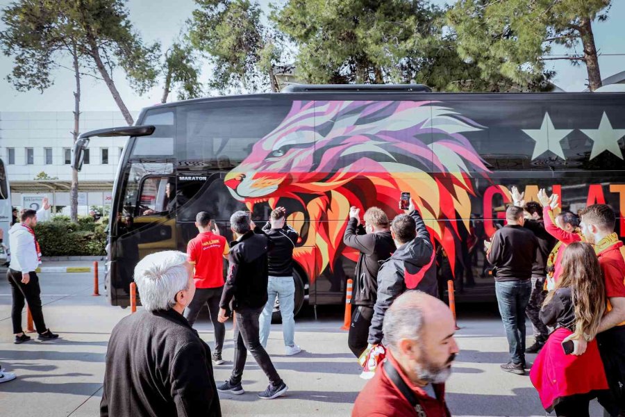 Antalya’ya Gelen Galatasaray’a Havalimanında Coşkulu Karşılama