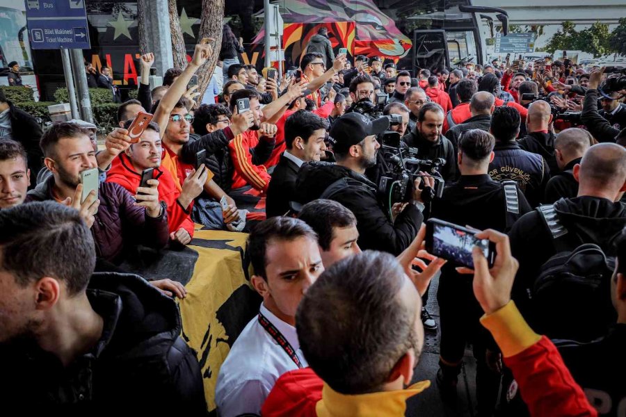 Antalya’ya Gelen Galatasaray’a Havalimanında Coşkulu Karşılama