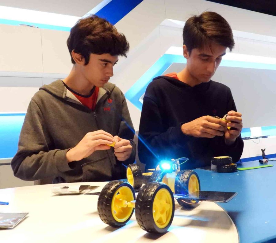 Bilim Merkezi’nden Solar Enerjili Oyuncak Araba Tasarımı