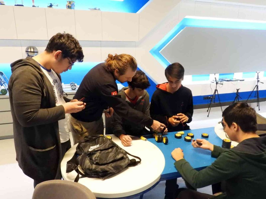 Bilim Merkezi’nden Solar Enerjili Oyuncak Araba Tasarımı