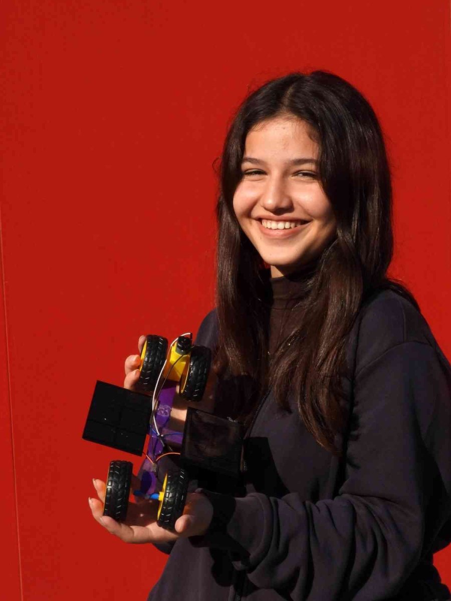 Bilim Merkezi’nden Solar Enerjili Oyuncak Araba Tasarımı