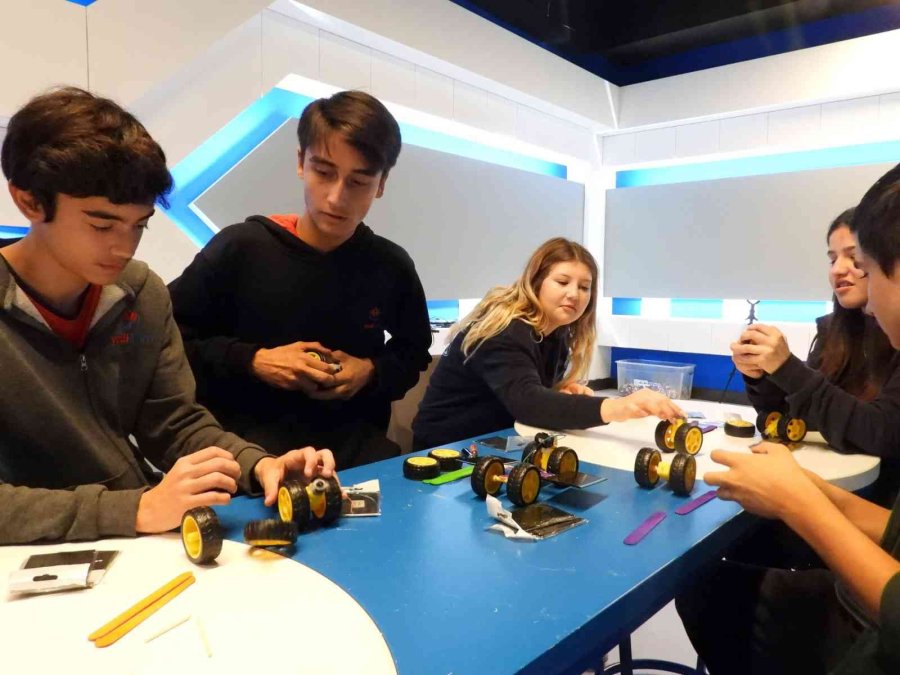 Bilim Merkezi’nden Solar Enerjili Oyuncak Araba Tasarımı