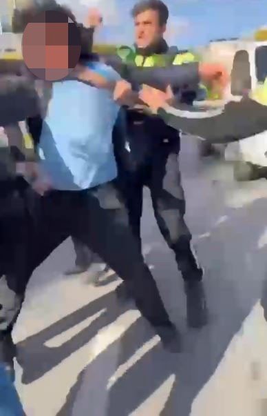 Antalya’da Trafikte Motosikletli Kurye Dehşeti: Kapı Anahtarı İle 3 Polisi Yaraladı