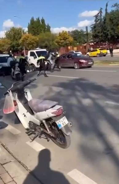 Antalya’da Trafikte Motosikletli Kurye Dehşeti: Kapı Anahtarı İle 3 Polisi Yaraladı