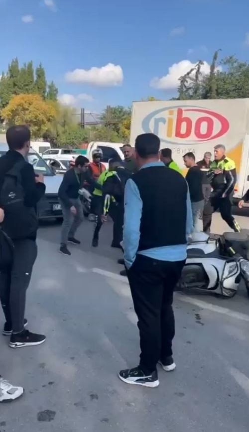 Antalya’da Trafikte Motosikletli Kurye Dehşeti: Kapı Anahtarı İle 3 Polisi Yaraladı