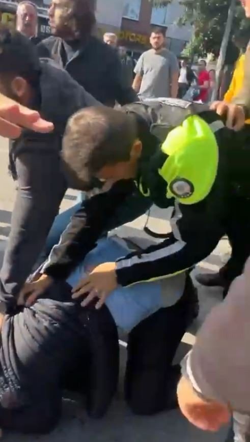 Antalya’da Trafikte Motosikletli Kurye Dehşeti: Kapı Anahtarı İle 3 Polisi Yaraladı