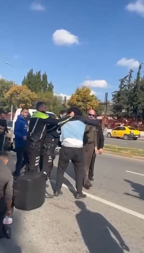 Antalya’da Trafikte Motosikletli Kurye Dehşeti: Kapı Anahtarı İle 3 Polisi Yaraladı