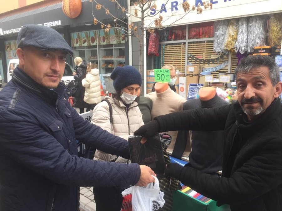 Bisikletinin Selesinde 2 Haftalık Oğlunun Hikayesini Taşıyor