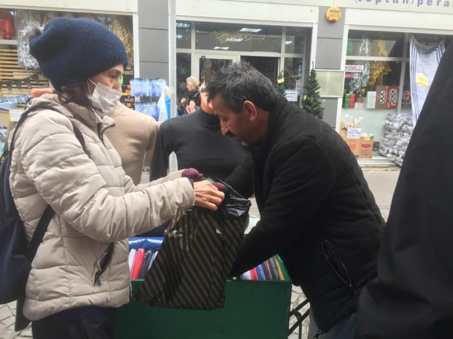 Bisikletinin Selesinde 2 Haftalık Oğlunun Hikayesini Taşıyor