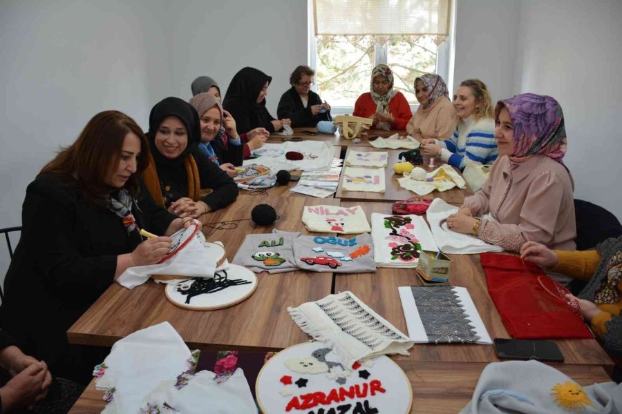 Anneleri İle Aynı Çatı Altında Eğitim Alıyorlar