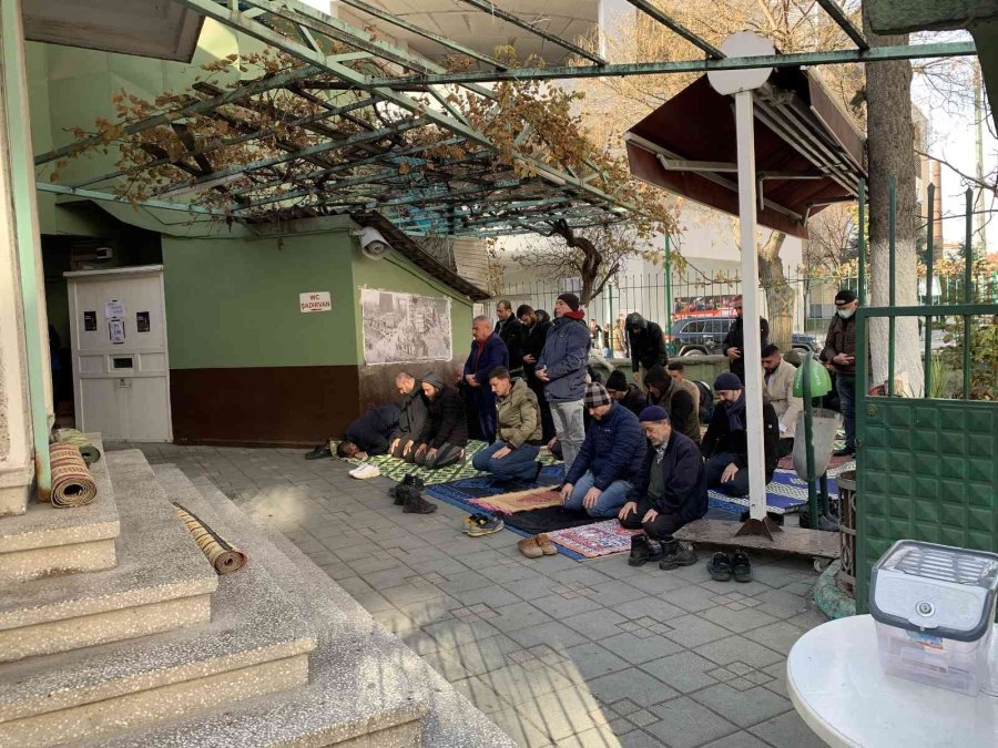 Yıkılması Gündeme Gelen Hal Camii’nde Cuma Namazı Yoğunluğu