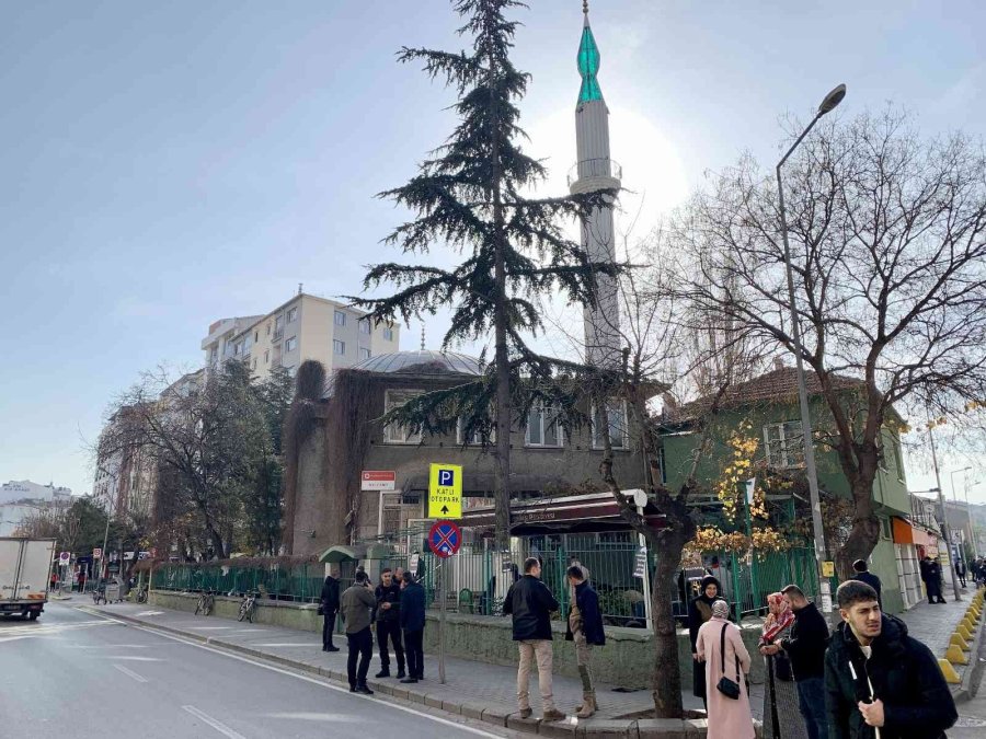Yıkılması Gündeme Gelen Hal Camii’nde Cuma Namazı Yoğunluğu