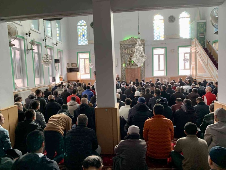 Yıkılması Gündeme Gelen Hal Camii’nde Cuma Namazı Yoğunluğu