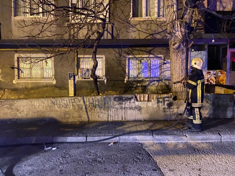 Balkonda Çıkan Yangın İtfaiye Ekipleri Tarafından Söndürüldü