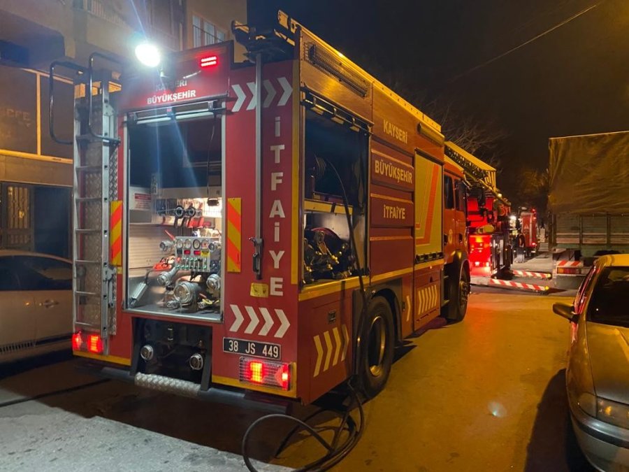 Balkonda Çıkan Yangın İtfaiye Ekipleri Tarafından Söndürüldü