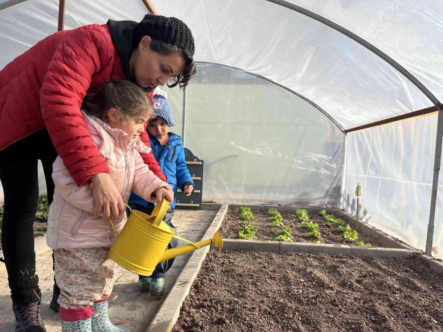 Anneleri İle Aynı Çatı Altında Eğitim Alıyorlar