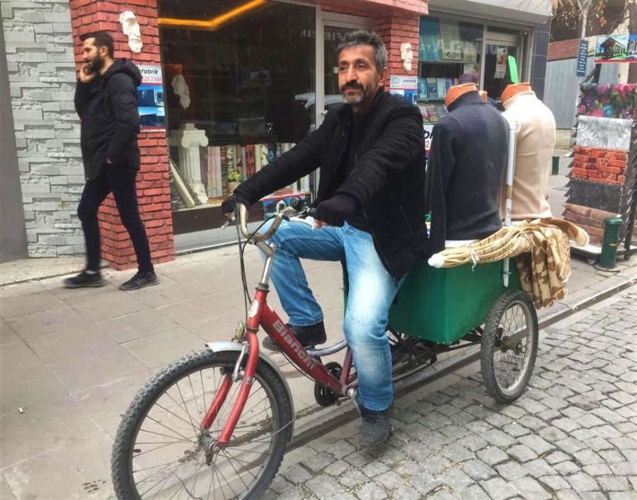 Bisikletinin Selesinde 2 Haftalık Oğlunun Hikayesini Taşıyor