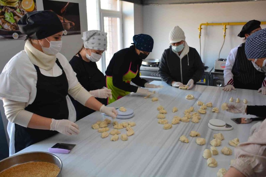 Anneleri İle Aynı Çatı Altında Eğitim Alıyorlar