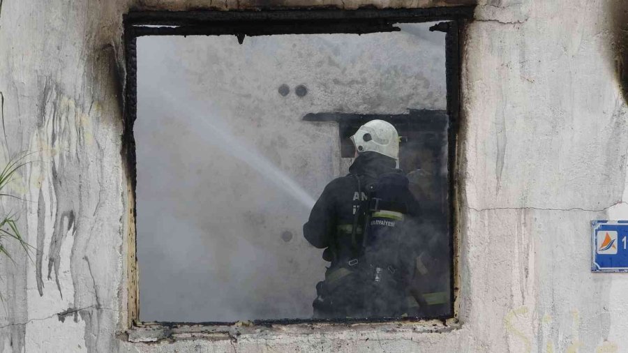 Antalya’da Metruk Evde Çıkan Yangın Korkuttu