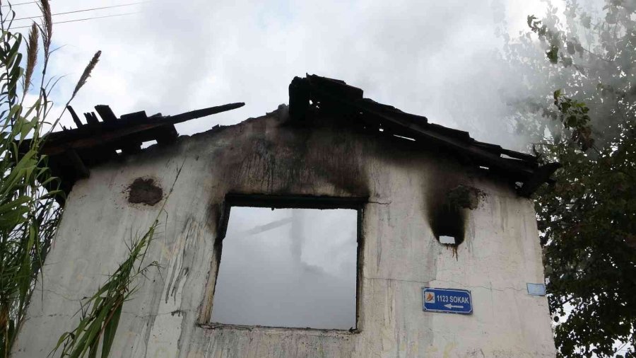 Antalya’da Metruk Evde Çıkan Yangın Korkuttu