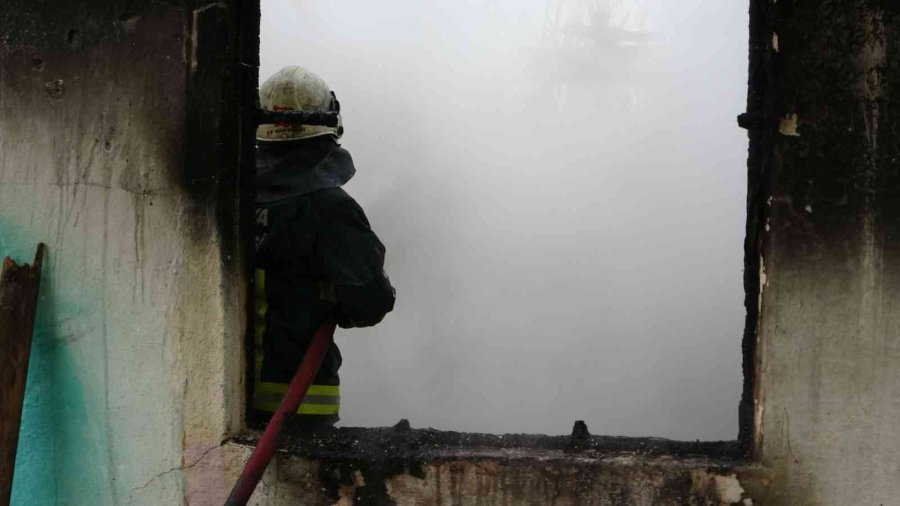 Antalya’da Metruk Evde Çıkan Yangın Korkuttu