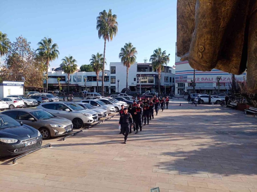Gaziapaşa’da Jandarmadan 11 Farklı Adrese Eş Zamanlı Uyuşturucu Operasyonu